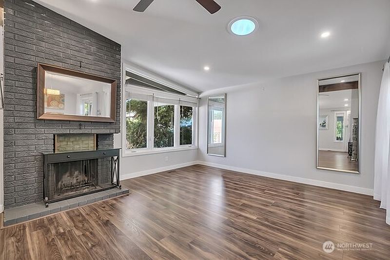 3rd image of 8022 S 112 Street
