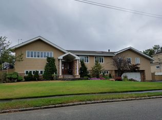 2 Riviera Dr E, Massapequa, NY 11758