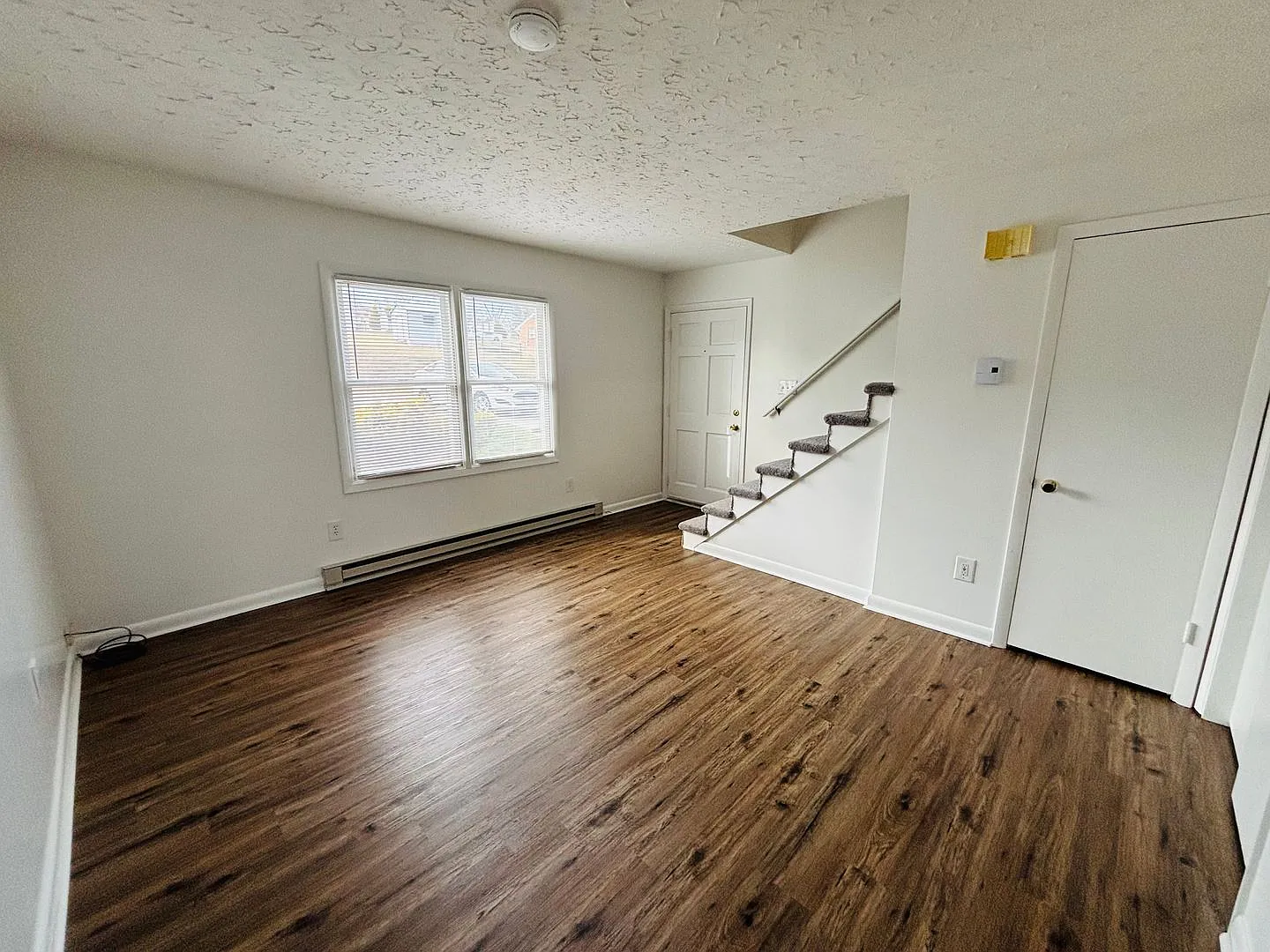 2 Bedroom, 1.5 Bath Apartments — Photo 3