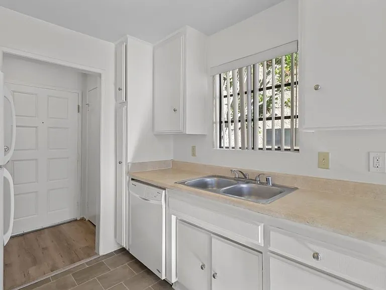 1254 S Saltair Ave #101 — Photo 13