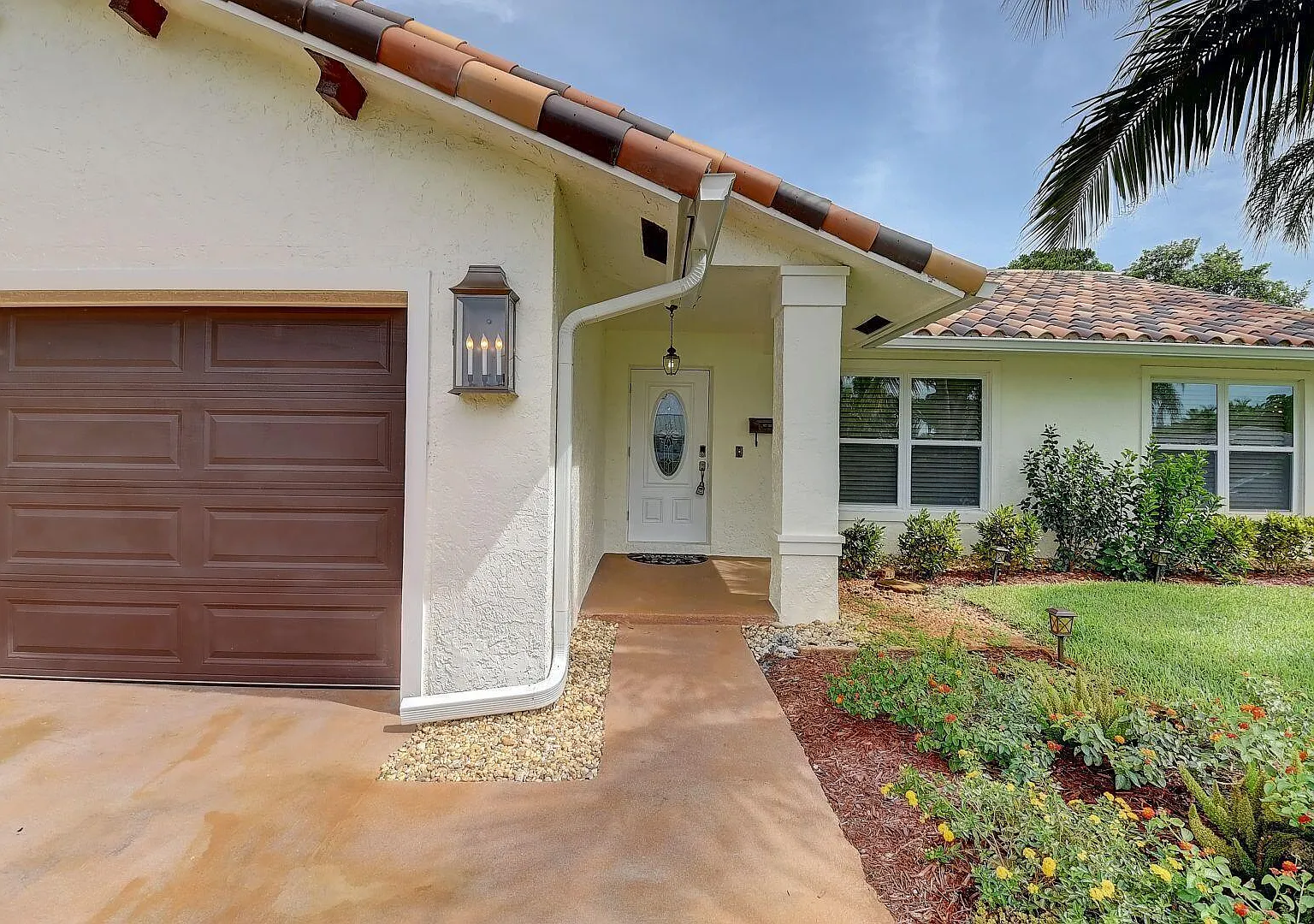 3 bed, 2.0 bath, 1626 sqft, $9,500 — Photo 2