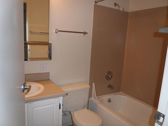 5th image of 18550 NE 59th Ct #Q202