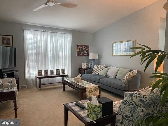 3rd image of 32 Knollwood Dr