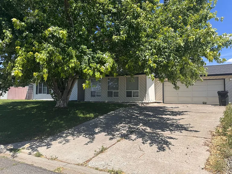 5303 N Sky Vista Ave — Photo 2