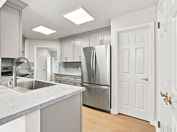 5th image of 22555 Kinst Ct