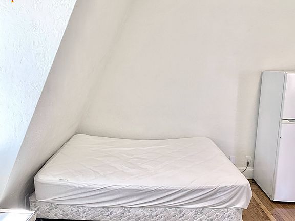 5th image of 186 Waterman St APT 17