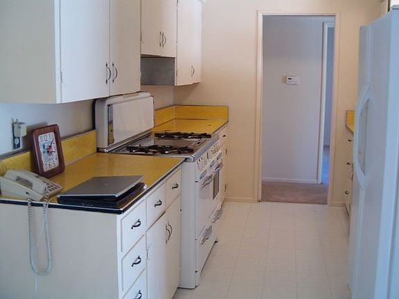3rd image of 15947 Hawthorne Ave