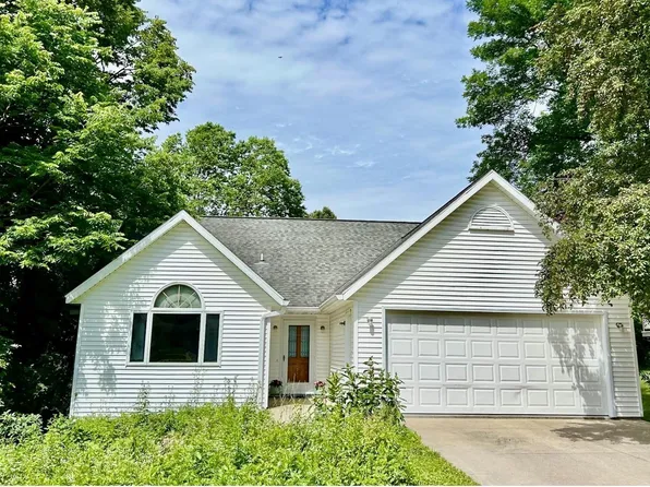 903 Ridge Rd, Decorah, IA 52101