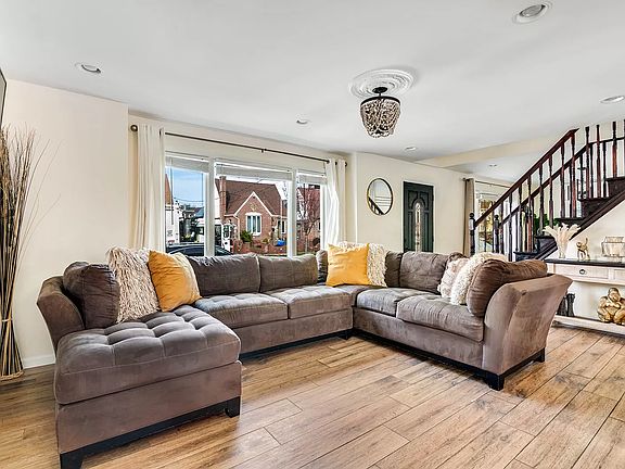 3rd image of 15837 92nd St