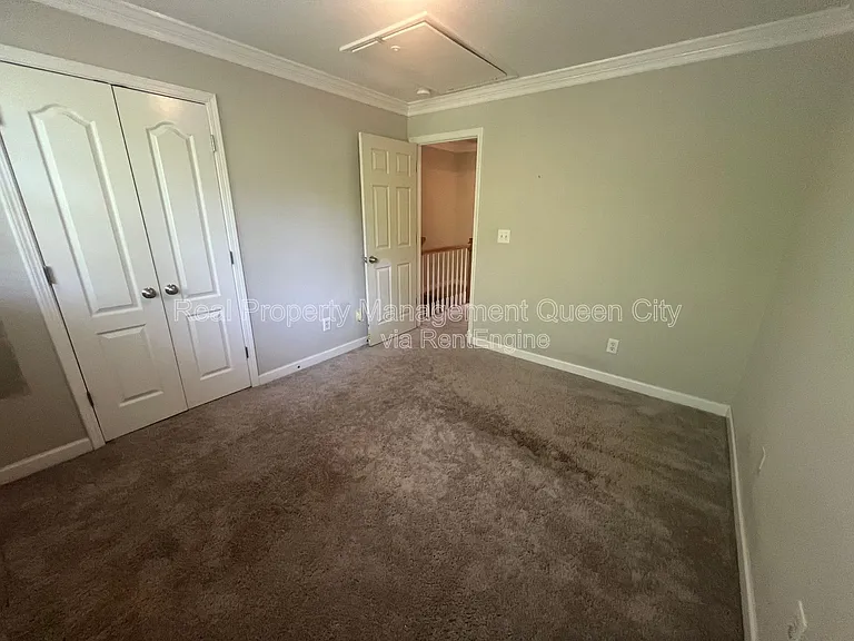 1224 Green Oaks Ln #B — Photo 13