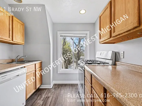 341 Brady St NW, Comstock Park, MI 49321