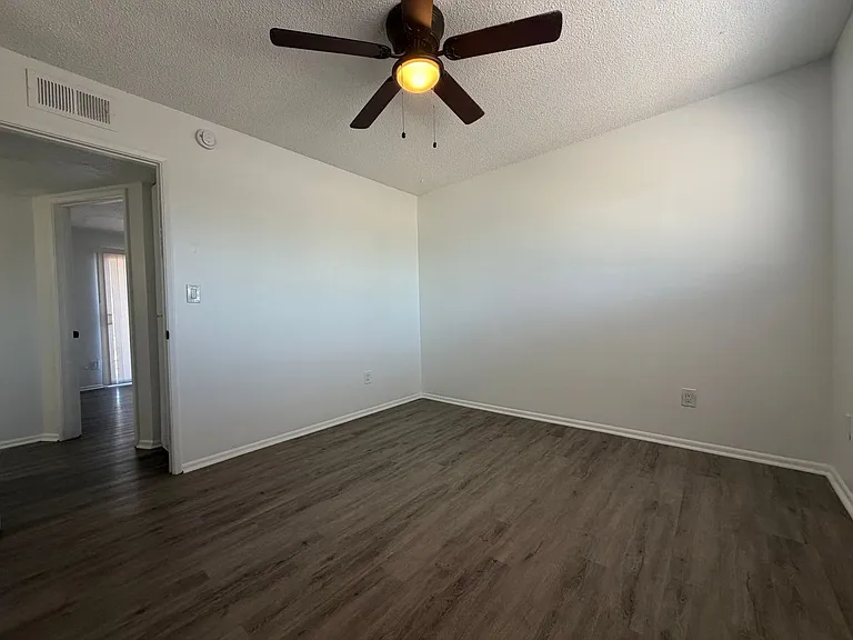 901 E Claremont St — Photo 13