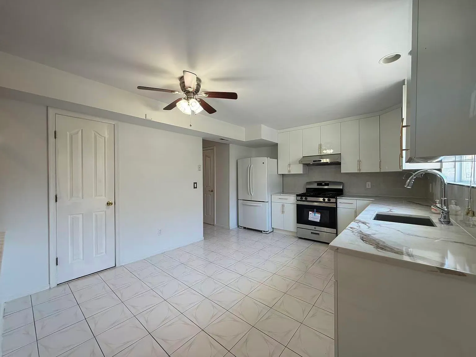 3 bed, 1.5 bath, 1408 sqft, $3,500 — Photo 2
