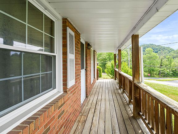 5th image of 30 Buckhorn Dr