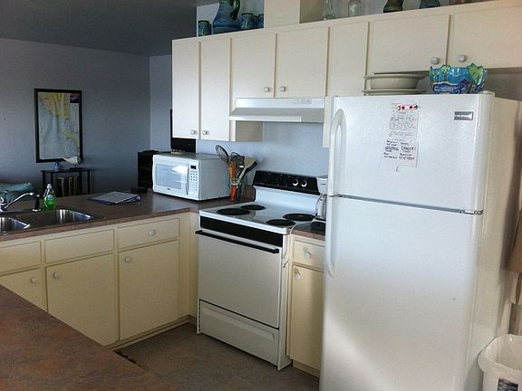 Fully equipped kitchen : view from breakfast bar