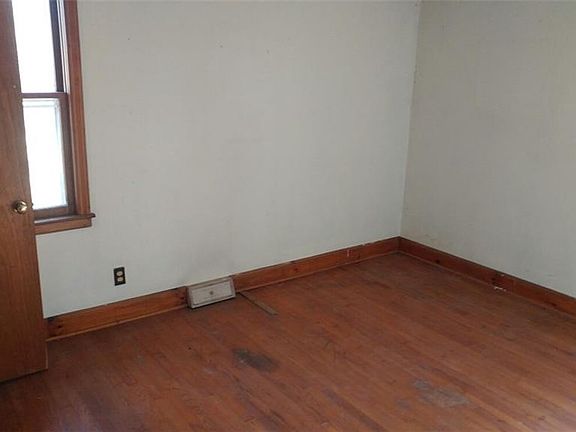 4th image of 142 Oak Ave