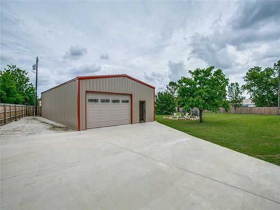 3rd image of 510 S Hardeman Cir