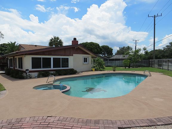 3rd image of 1850 Ontario Cir N