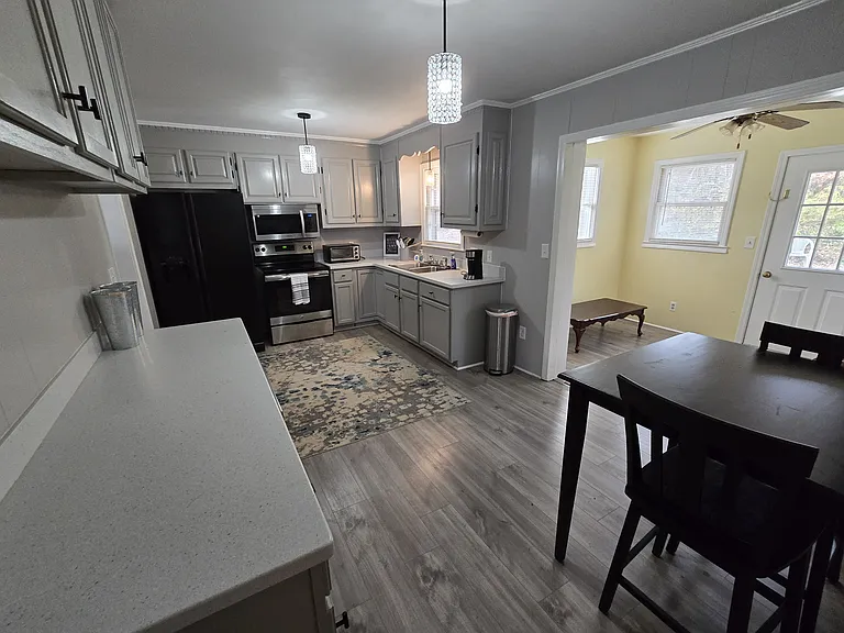 242 W Castle Dr — Photo 3