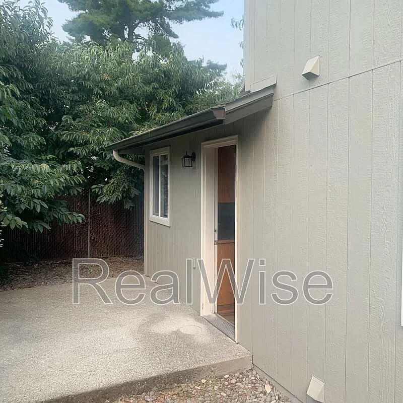 2 bed, 2.0 bath, 1000 sqft, $1,550 — Photo 2
