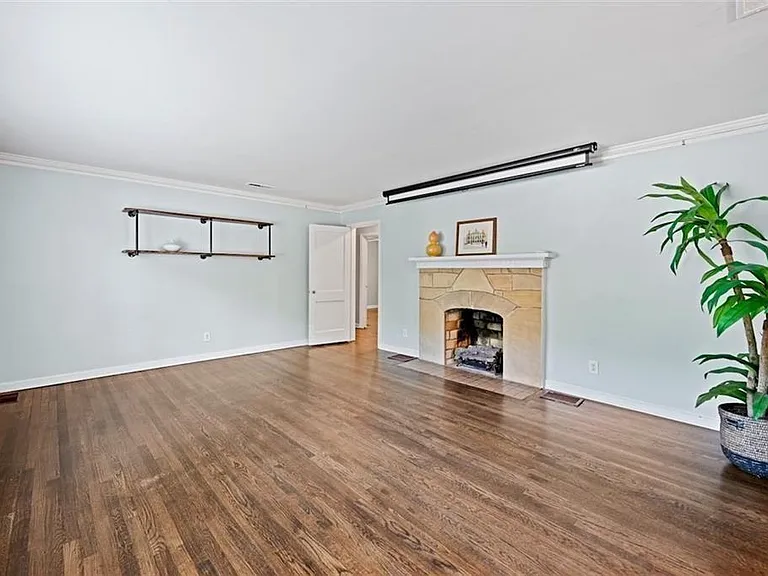 2654 Elsinore St — Photo 9
