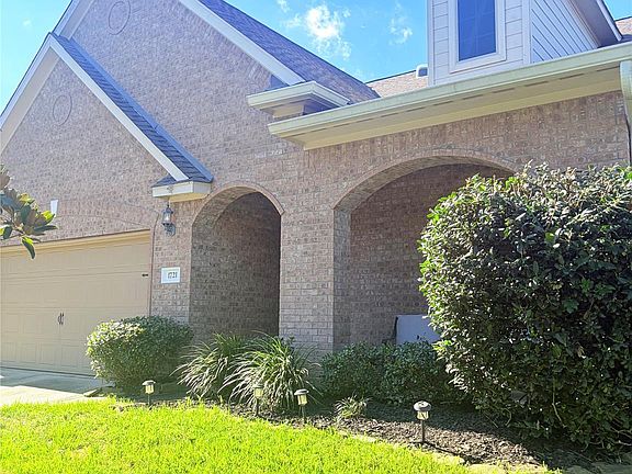 2nd image of 1721 Round Oak Ln