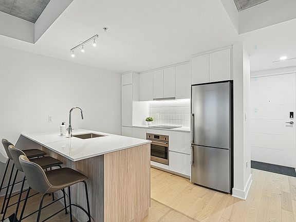 3rd image of 100 Rue Murray #609