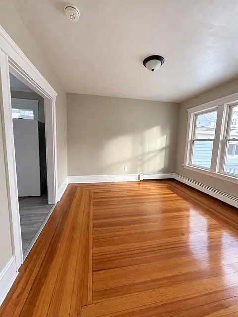 3 bed, 1.0 bath, 1100 sqft, $2,200 — Photo 3