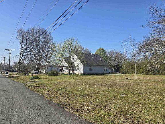 4th image of 831 N Beech St