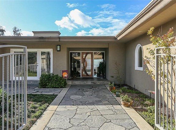 4th image of 909 N Glendora Ave