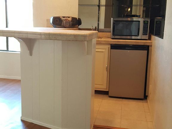 EATING BAR, REFRIG, MICROWAVE