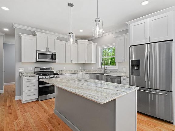 5th image of 7 White Hill Ln