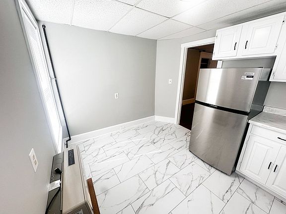 4th image of 320 Lowell St APT 2