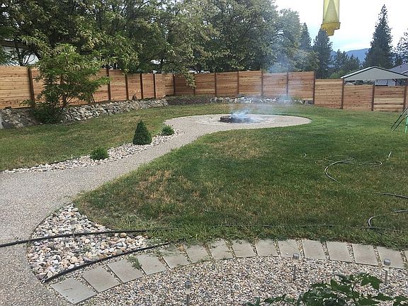Fenced yard, fire pit, patio