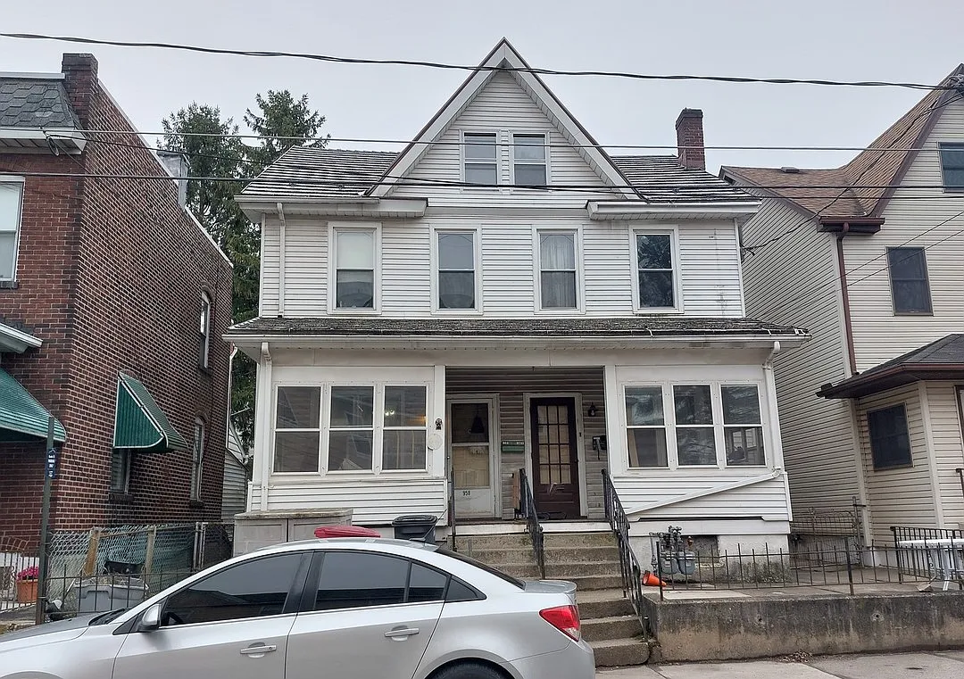 958 W 4th St photo 1