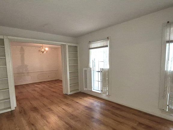 2nd image of 1015 Woodfield Ln