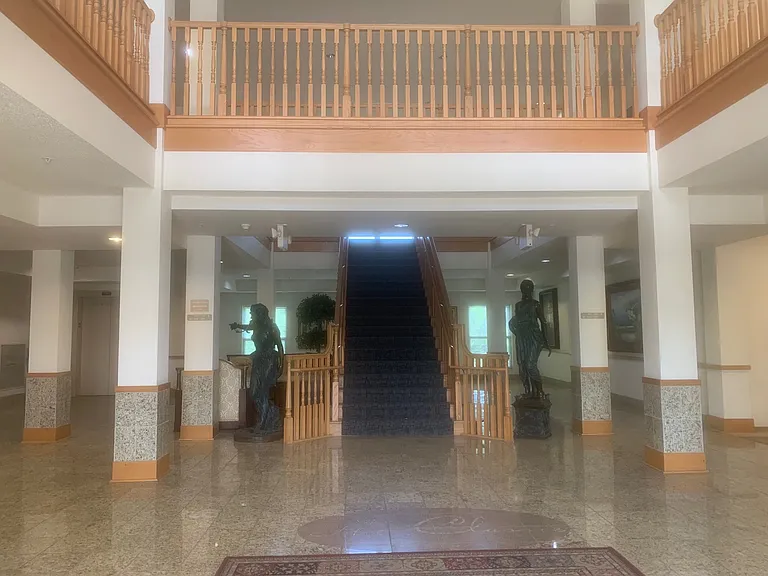 Crown Villa Apartments — Photo 26