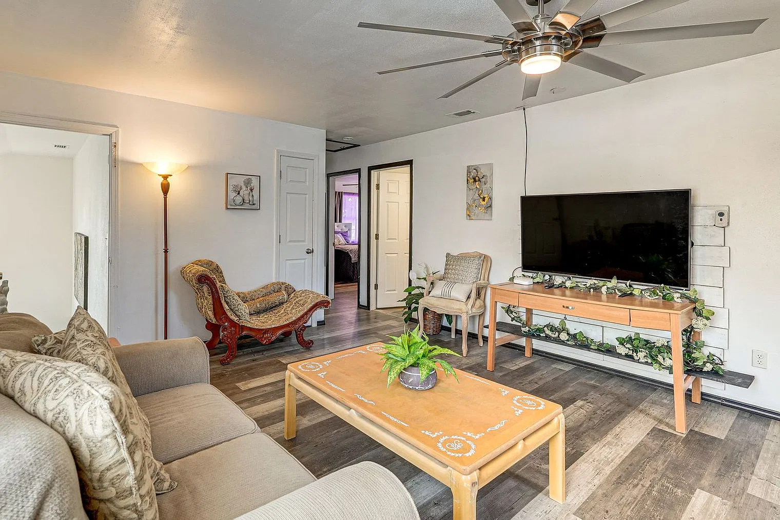 2 bed, 1.0 bath, 893 sqft, $2,096 — Photo 2