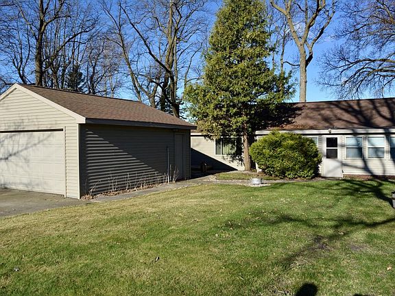 3rd image of 19515 Eastwood Dr