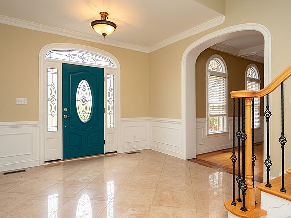 5th image of 2737 Royal Crest Dr