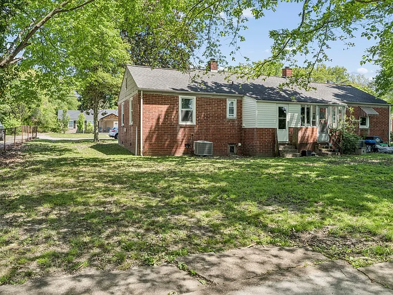 2025 Sherwood Rd — Photo 23
