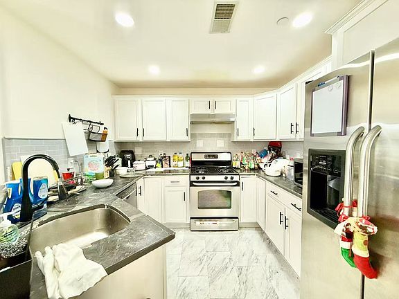 5th image of 120 Wyllis Ave