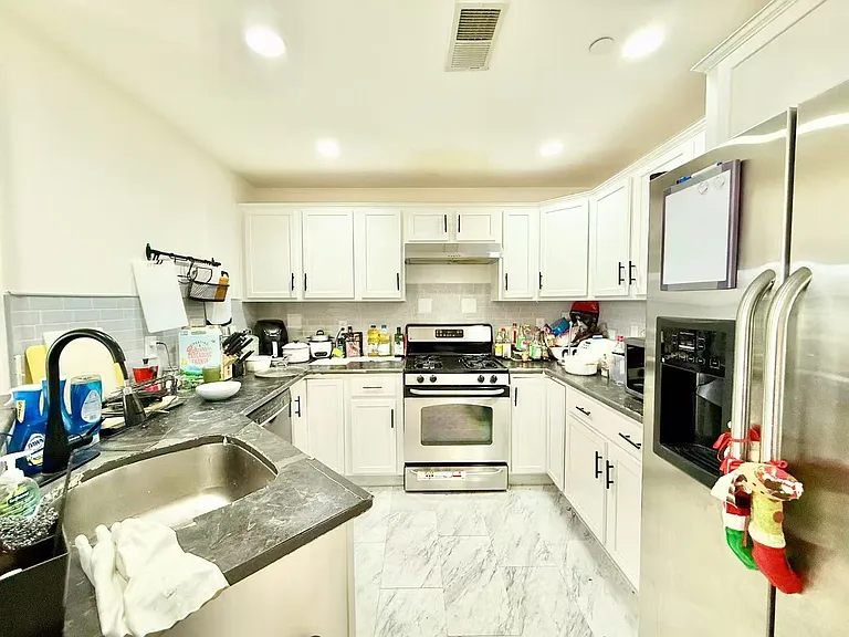 120 Wyllis Ave — Photo 5