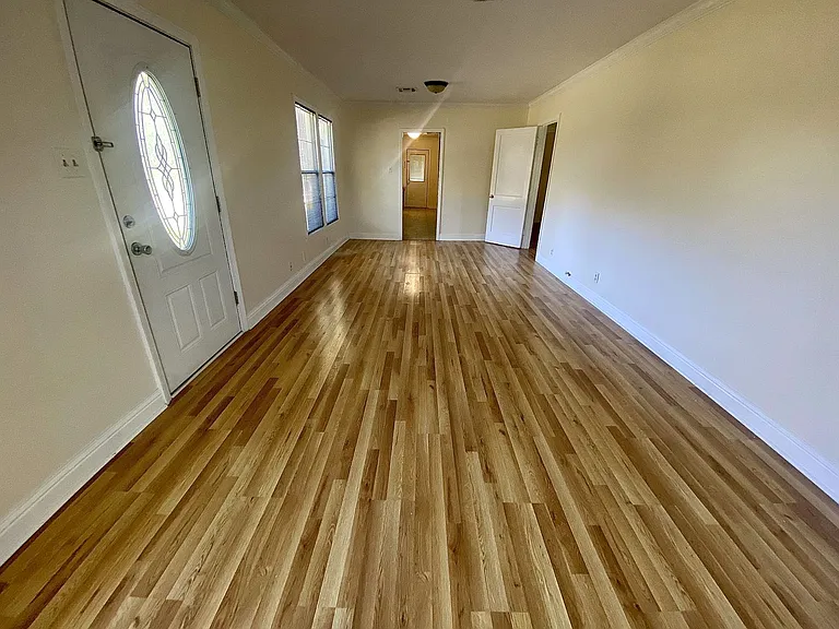 135 W Oak Ln — Photo 4