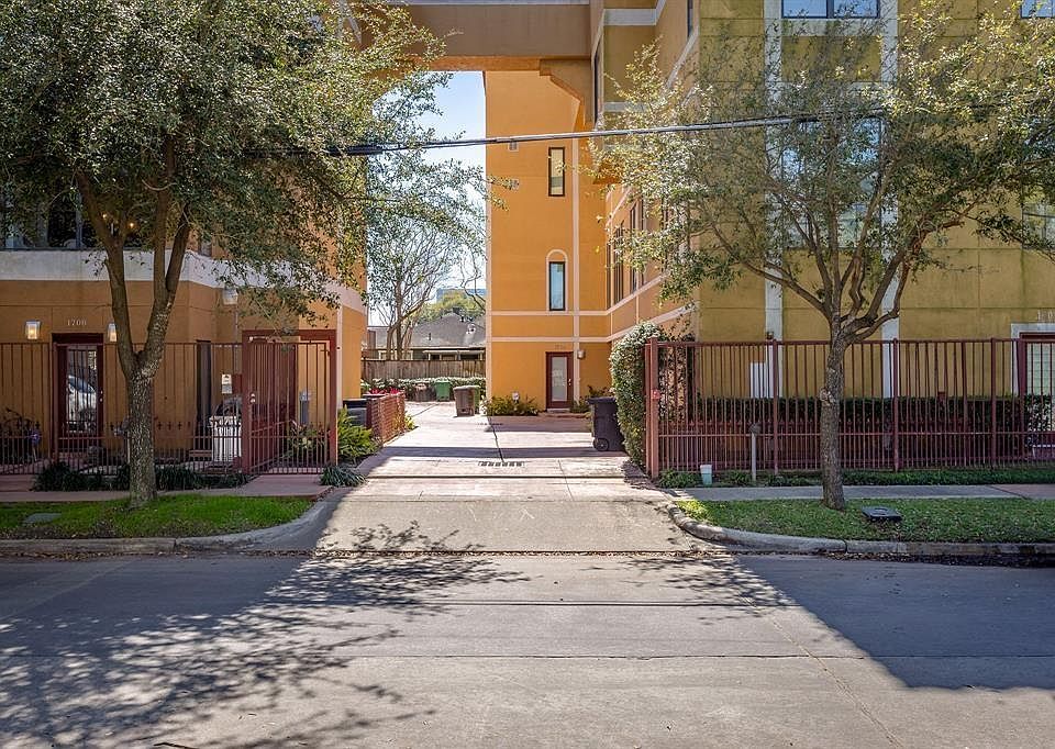 1st image of 1702 Montrose Blvd