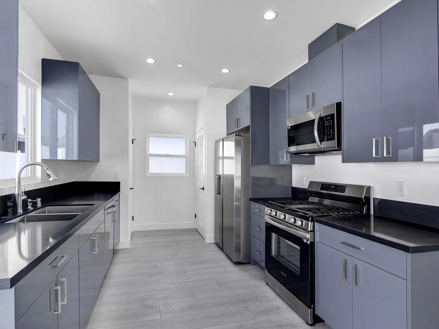 2 bed, 1200 sqft, $4,200 — Photo 2