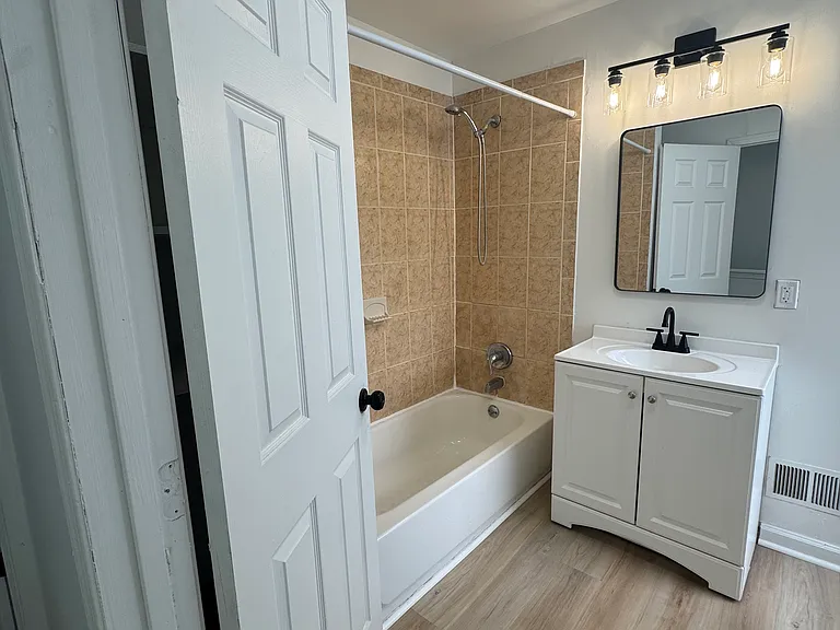 2105 N Pine St — Photo 7