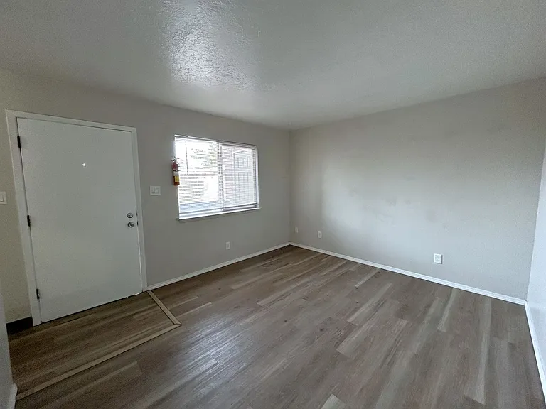 940 Chelwood Park Blvd NE — Photo 3