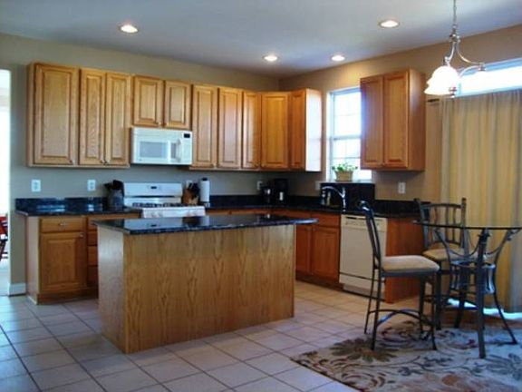 Gourmet Kitchen w/island