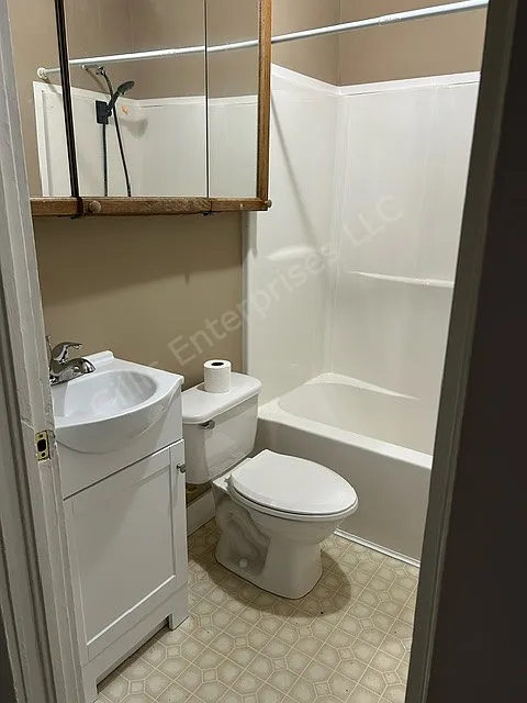 112 Virgil Ave — Photo 2